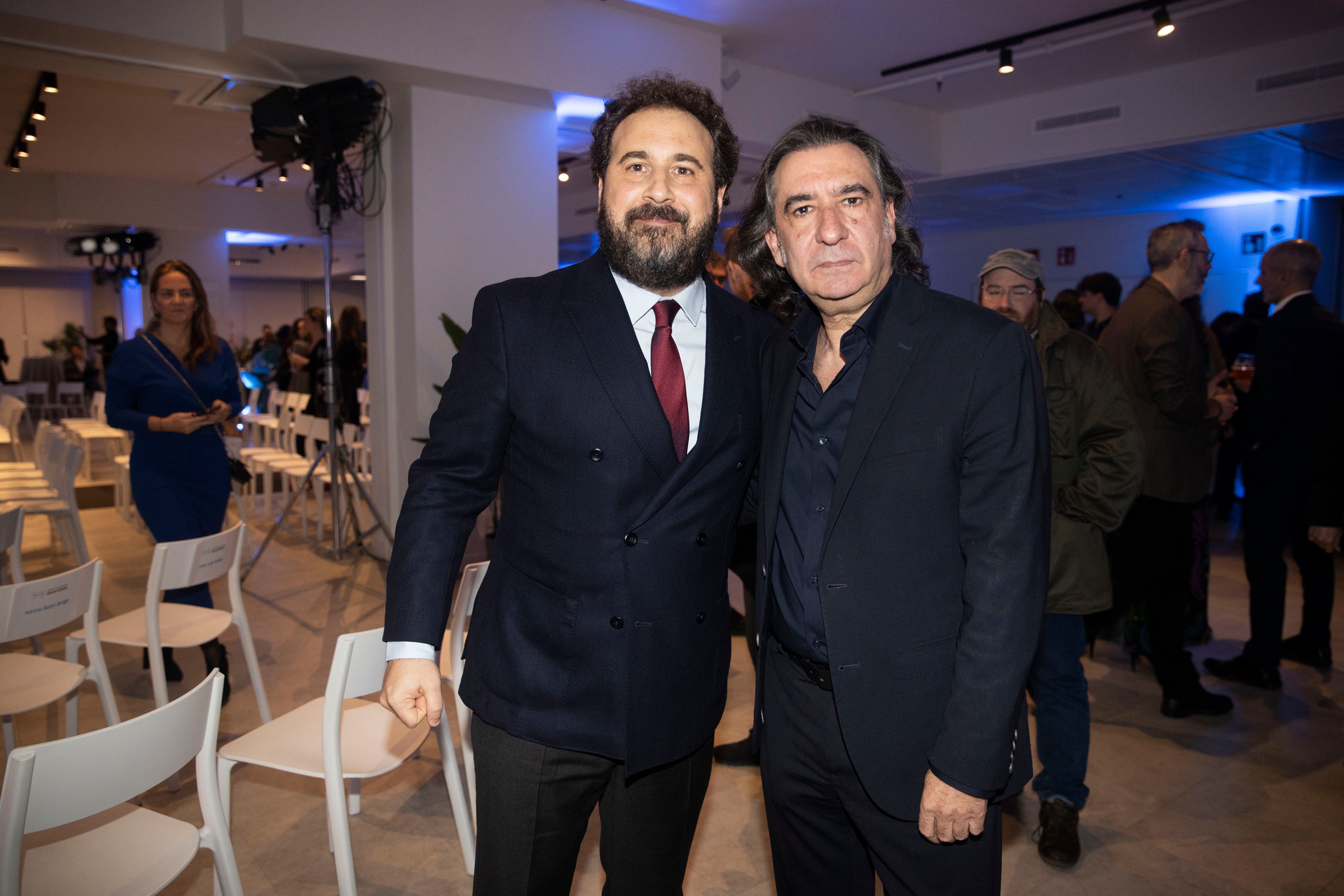 Los columnistas José F. Peláez y Ángel Antonio Herrera posan durante el acto celebrado en la Casa de ABC