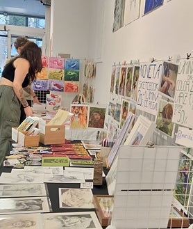 Imagen secundaria 2 - De arriba abajo, 'Penélope', de Roberto López Martín en DDR; detalle del montaje de la feria ArtInPlace; un momento de la edición anterior de Maldita Estampa, en Barcelona