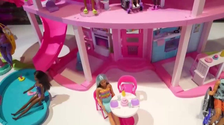 Neoyorquinos visitan la casa de los sueños de Barbie