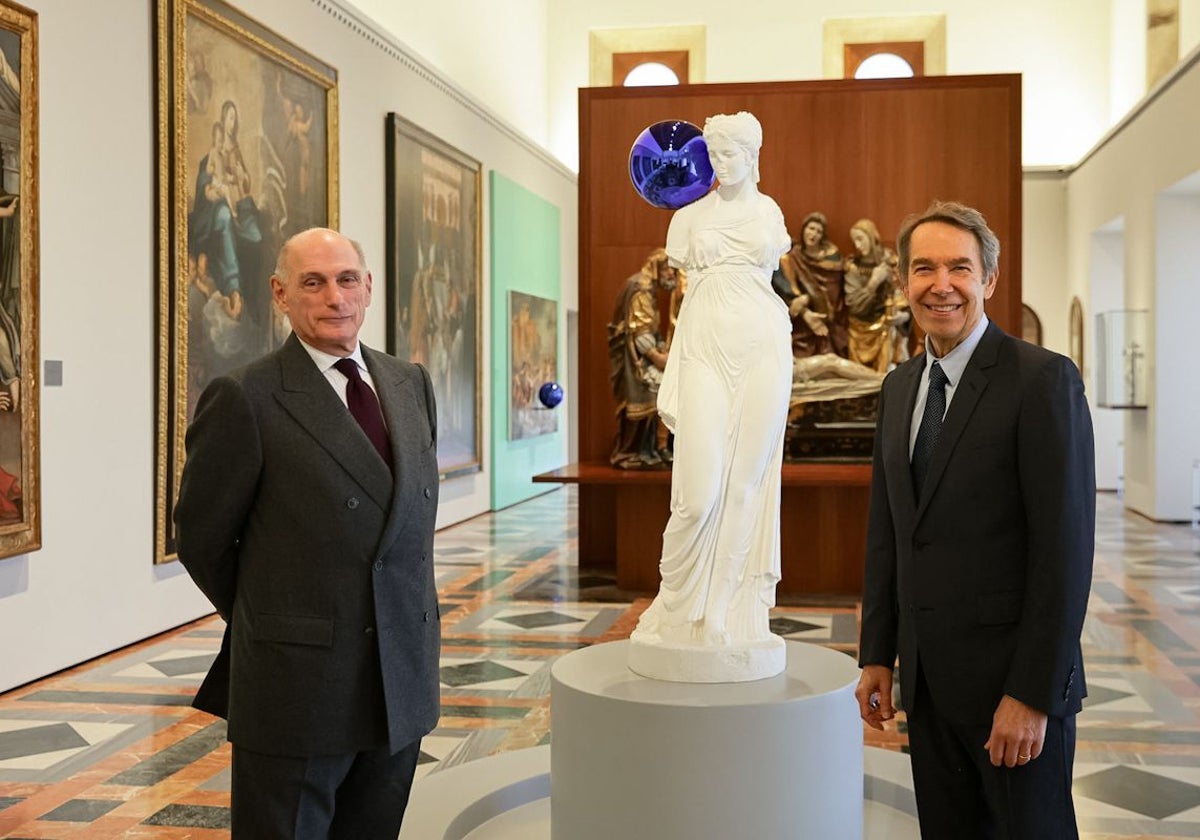 Jeff Koons (a la derecha) y Bernard Ruiz-Picasso, junto a la escultura 'Gazing Ball (Mujer de pie'), del primero, en el Museo de Bellas Artes de Granada