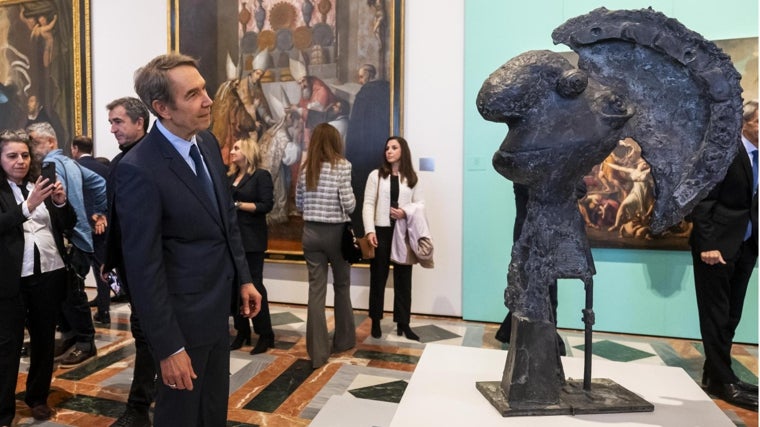 Jeff Koons contempla 'Cabeza con casco', de Picasso