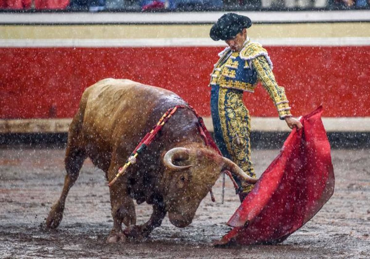 Damián Castaño en Bilbao con un toro de Dolores Aguirre