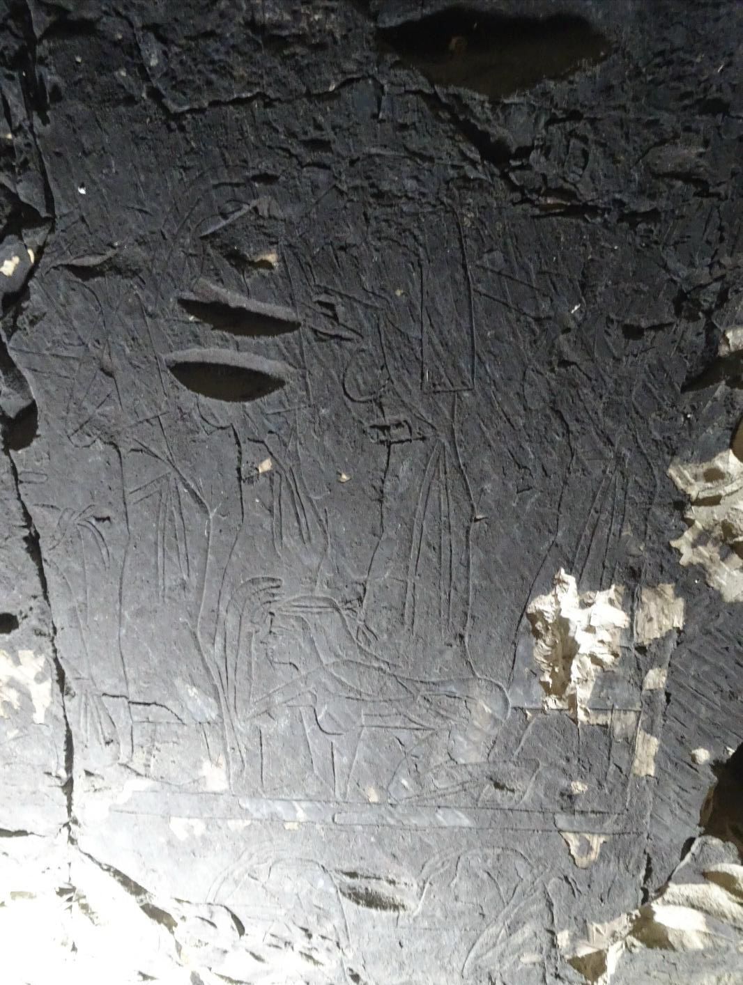 Imagen secundaria 2 - Dos de las piezas extraídas de la tumba de Pemu y una pared decorada de la misma sepultura