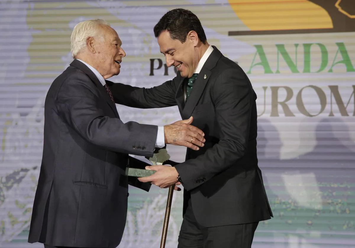 Curro Romero recibió de Juanma Moreno el 'Premio Costillares' a la carrera profesional taurina