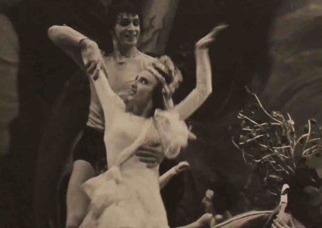 Imagen secundaria 1 - Arriba y sobre estas líneas, a la izquierda, dos imágenes de la representación de 'Bacchanale'. A la derecha, Dalí, pintando 'Bacanal'