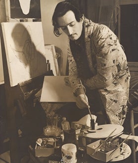 Imagen secundaria 2 - Arriba y sobre estas líneas, a la izquierda, dos imágenes de la representación de 'Bacchanale'. A la derecha, Dalí, pintando 'Bacanal'
