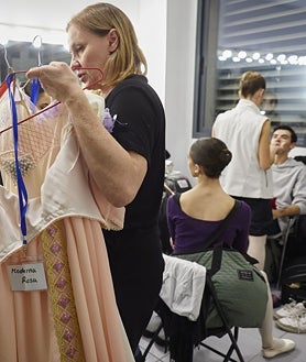 Imagen secundaria 2 - Arriba, las alumnas de Jacballet se preparan para la función. Derecha, la alumna Alana González última los detalles junto a José Antonio Checa