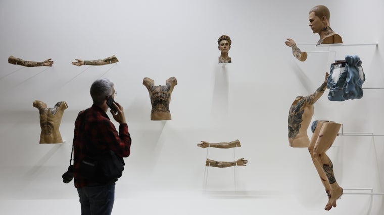 Un hombre deambula por la muestra de Paul Pfeiffer en el Guggenheim