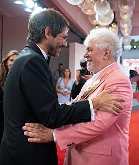 Imagen secundaria 2 - De arriba abajo: Urtasun le niega el aplauso a El Juli; secado de ejemplares mojados en la BNE; saludo con Almodóvar