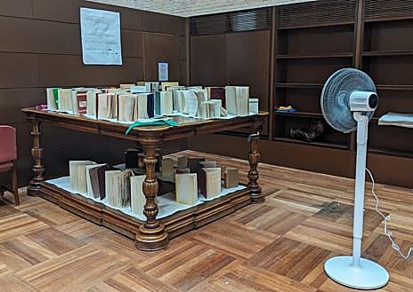 Imagen secundaria 1 - De arriba abajo: Urtasun le niega el aplauso a El Juli; secado de ejemplares mojados en la BNE; saludo con Almodóvar