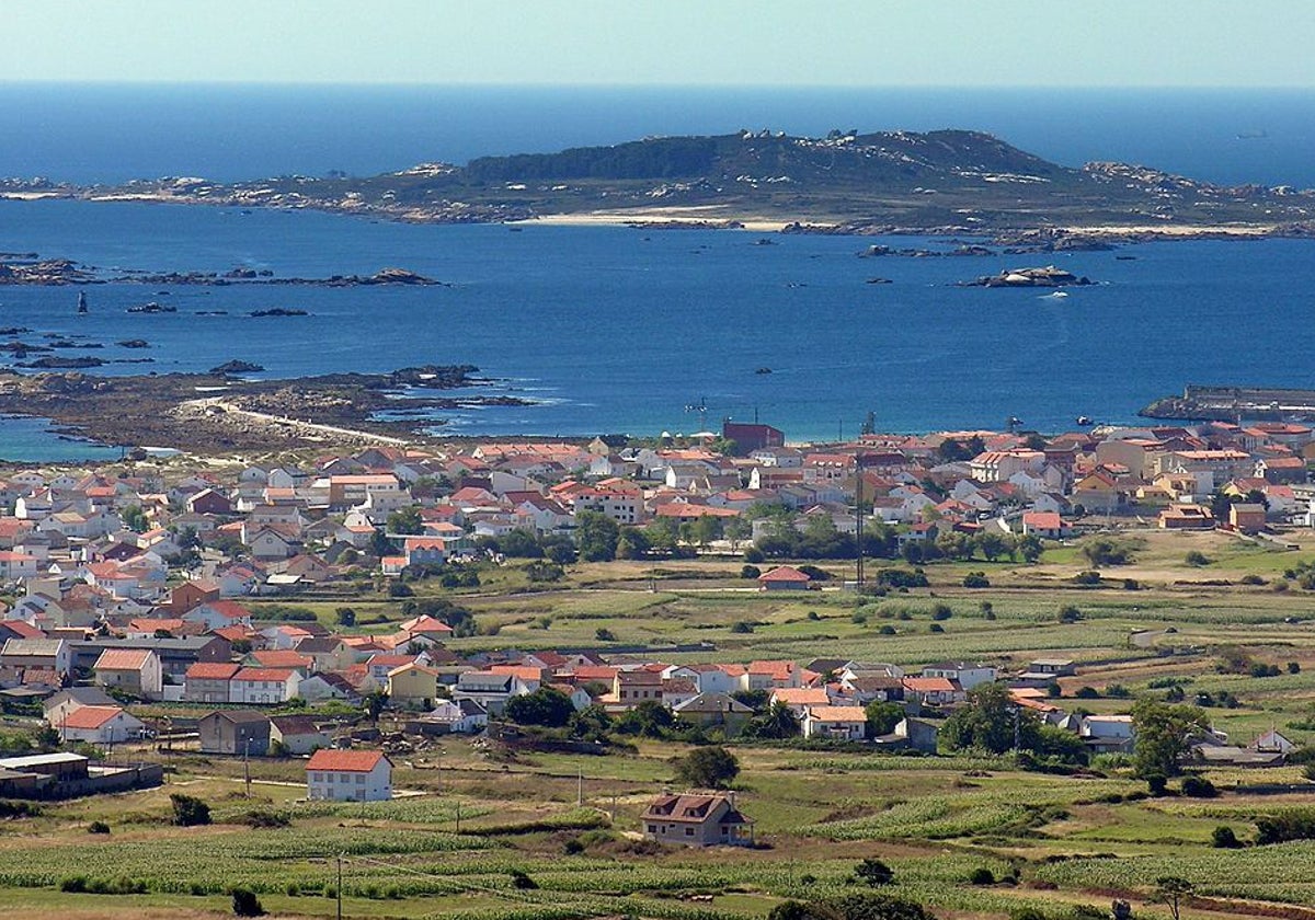La isla de Sálvora, al fondo, se encuentra frente a la ría de Arosa