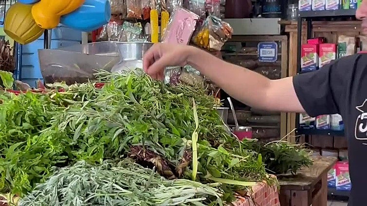 Con yuyos medicinales en su tereré, paraguayos preparan despedida de año y llegada de 2025