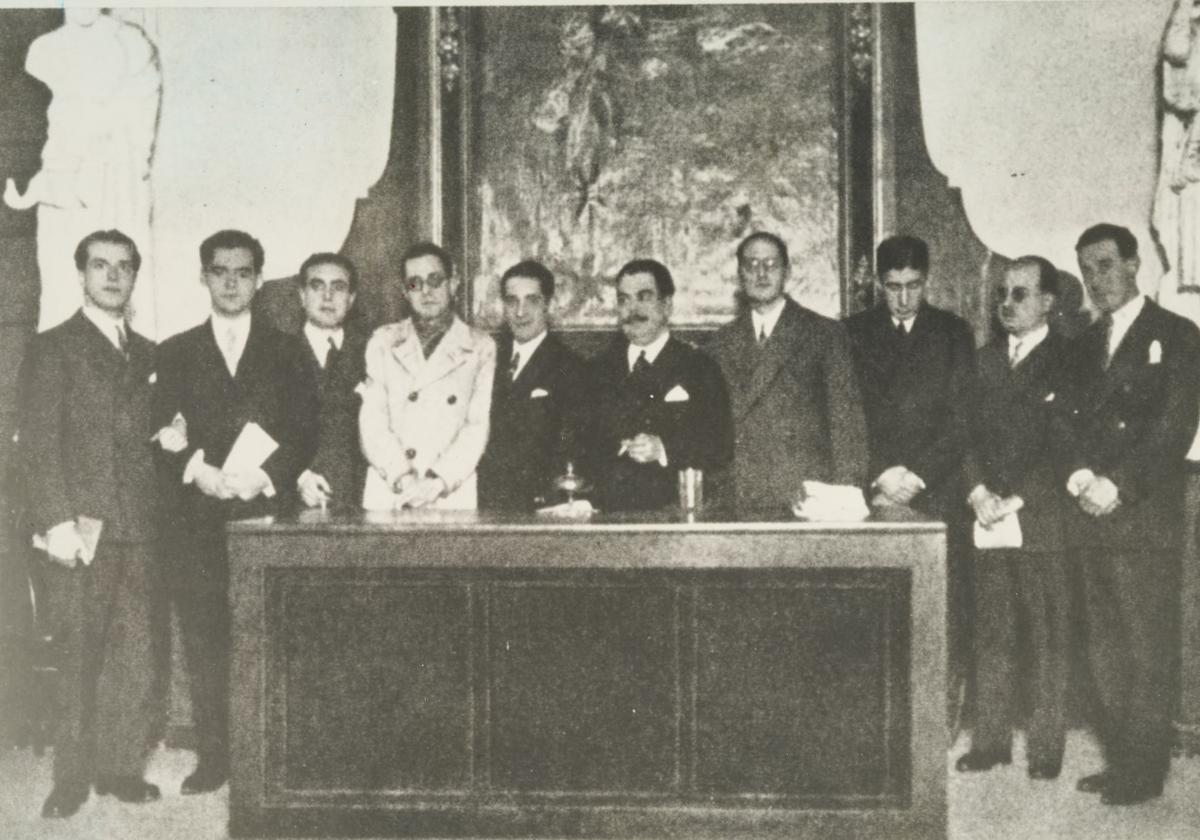 Reunión en el Ateneo de Sevilla, origen de la generación del 27. En la imagen, Rafael Alberti, Federico Garcia Lorca, Juan Chabás, Mauricio Bacarisse, José María Romero Martínez, Manuel Blasco Garzón, Jorge Guillén, José Bergamín, Dámaso Alonso y Gerardo Diego