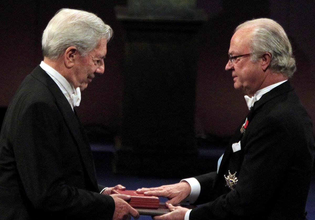 Recibiendo el Nobel de Literatura en 2010, de manos del Rey Carlos Gustavo