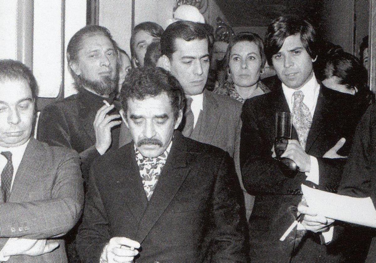 Foto de familia de la editorial Seix Barral con Carlos Barral, Josep Maria Castellet, García Márquez y Vargas Llosa