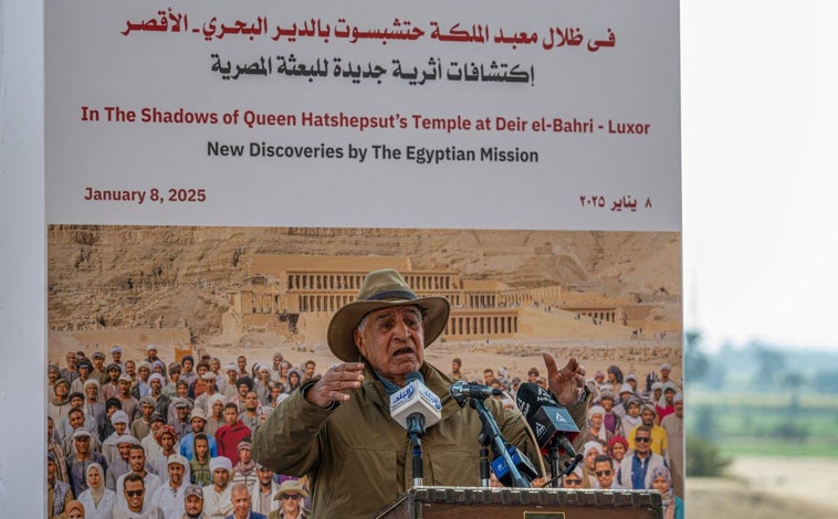 Imagen principal - Hawass anuncia nuevos hallazgos en Luxor: restos de un templo desaparecido de la reina Hatshepsut y tumbas de la Dinastía XVII