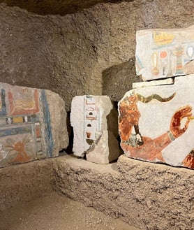 Imagen secundaria 2 - Hawass anuncia nuevos hallazgos en Luxor: restos de un templo desaparecido de la reina Hatshepsut y tumbas de la Dinastía XVII