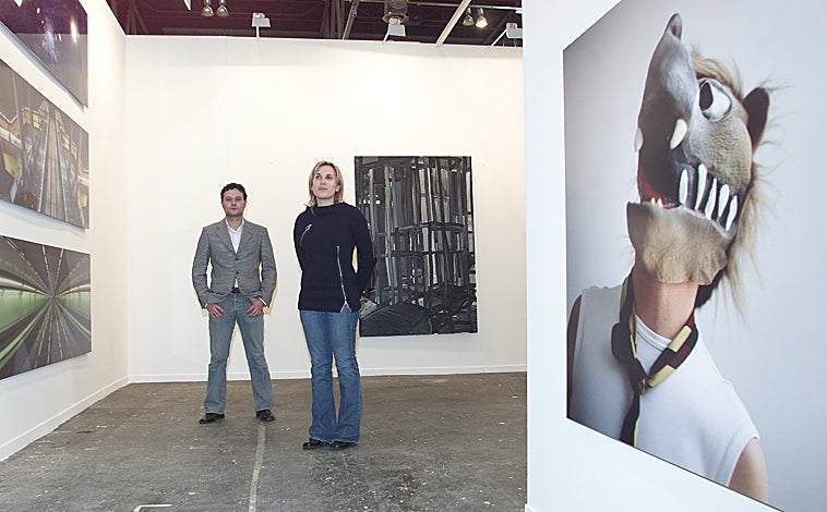 Imagen principal - De arriba abajo, Ruiz y Parra en ARCO 2004; reunión de artistas en la inauguración de una expo sobre el punk en T-20; y el salto de la galería a Londres