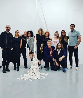 Imagen secundaria 2 - De arriba abajo, Ruiz y Parra en ARCO 2004; reunión de artistas en la inauguración de una expo sobre el punk en T-20; y el salto de la galería a Londres