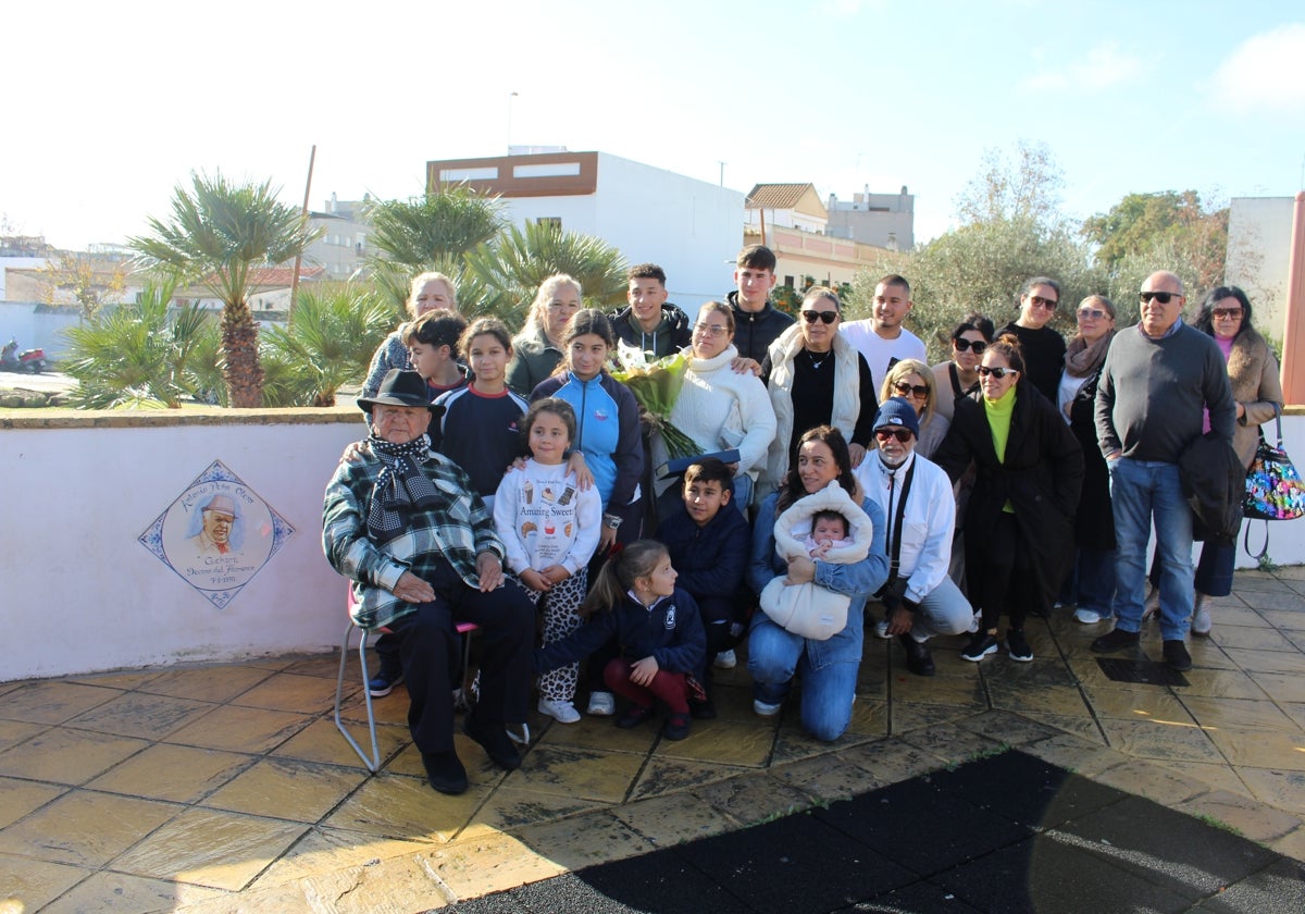 Antonio Peña Otero 'El Cuchara de Utrera' posa con su familia junto al azulejo que lo homenajea