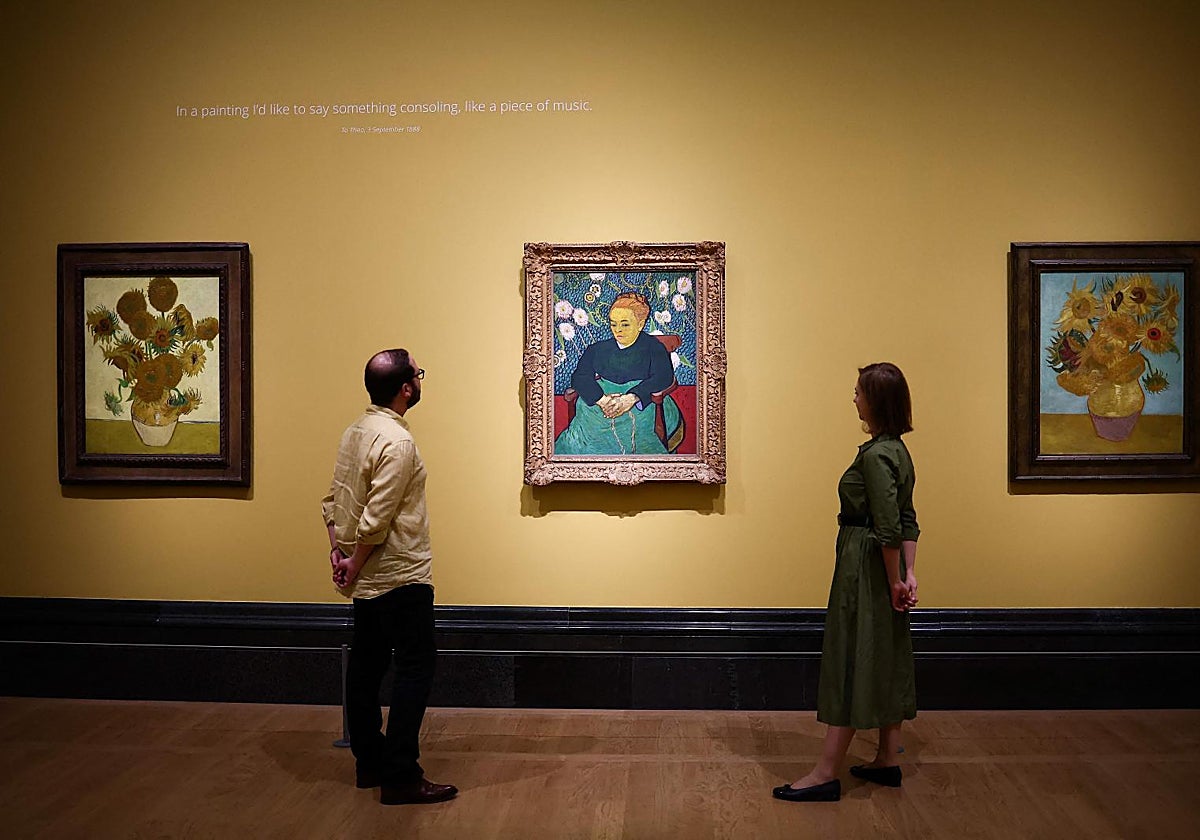 Dos de los célebres 'Girasoles' de Van Gogh cuelgan en la muestra flanqueando a 'La Berceuse' ('La nana')