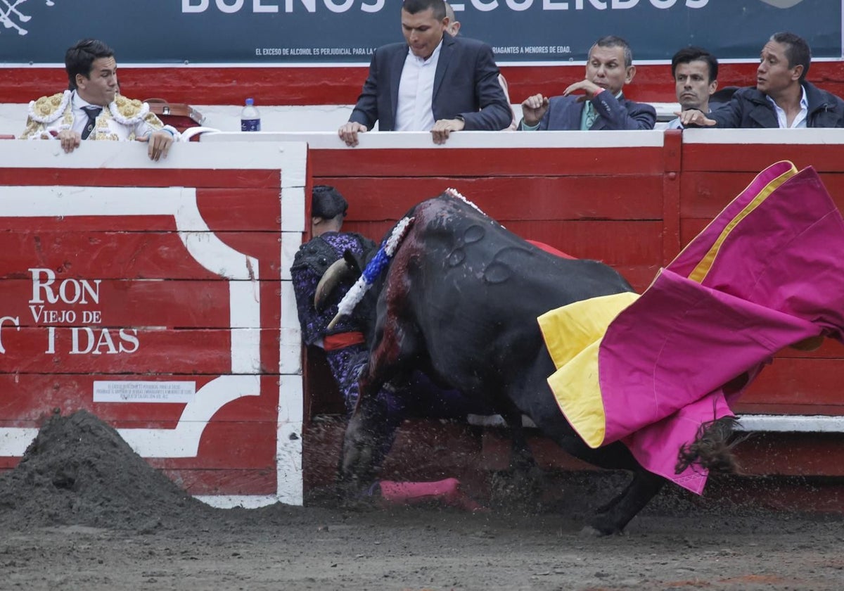 Ricardo Santana, contra las tablas en una dramática cogida