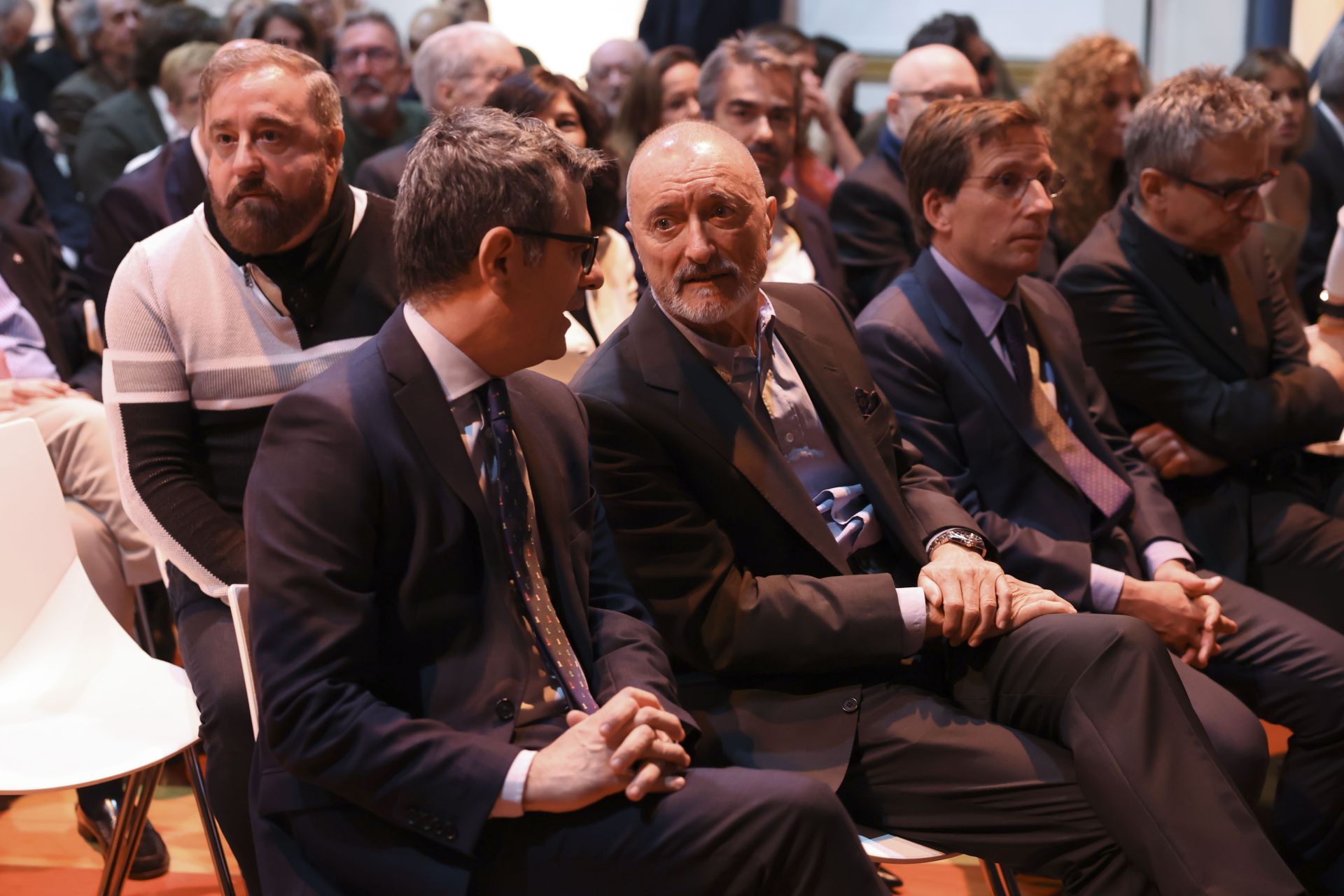 Pérez-Reverte conversa con el ministro de Justicia, Félix Bolaños