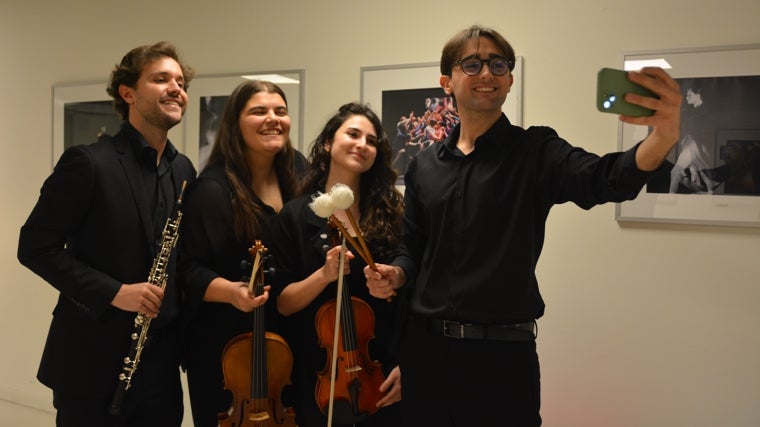 Fidel Fernández, oboe, Raquel Roldán, viola, Almudena Quintanilla, violín, y Jorge Mora, percusión, antes del concierto