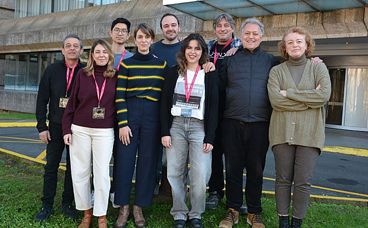 Imagen principal - Arriba: El equipo técnico y artístico de la Jonde. Derecha: Algunos miembros de la Jonde durante la gira. Izquierda: Paco Martín junto a los instrumentos de la orquesta