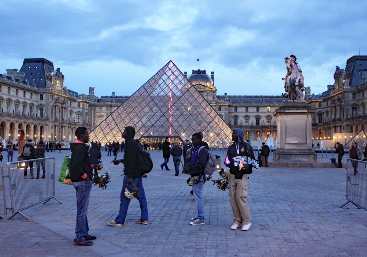 Vendedores ambulantes frente al Louvre