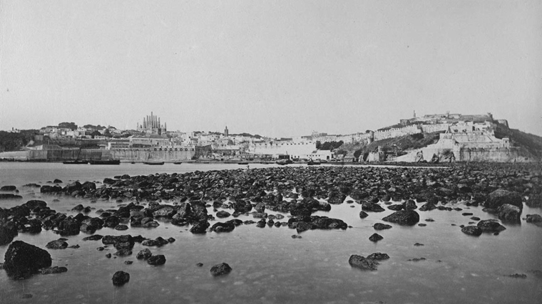 Tangier'de kutsal bir aile, Gaudí'nin sinirli rüyası