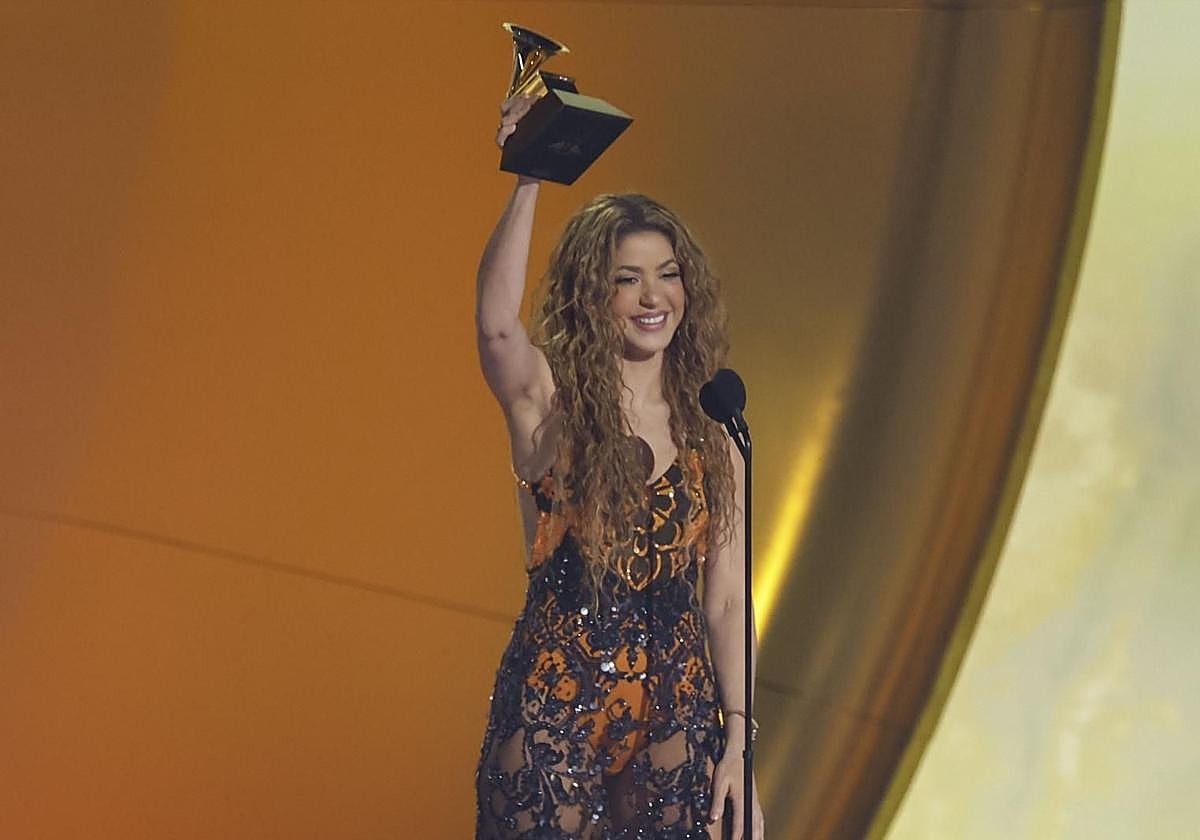 Shakira alza su Grammy.