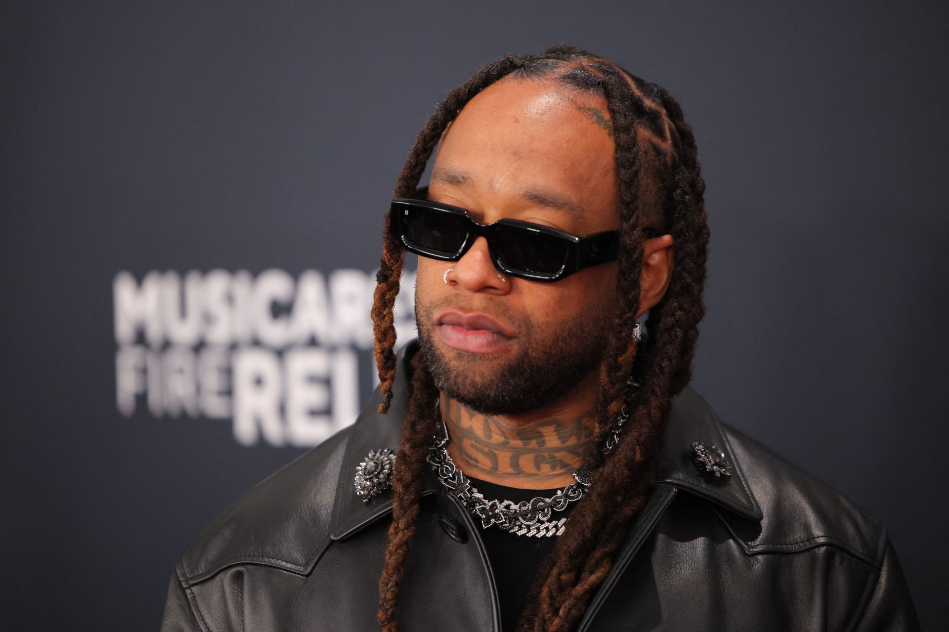 El rapero Ty Dolla $ing, con rostro serio a su llegada al Crypto.com Arena.