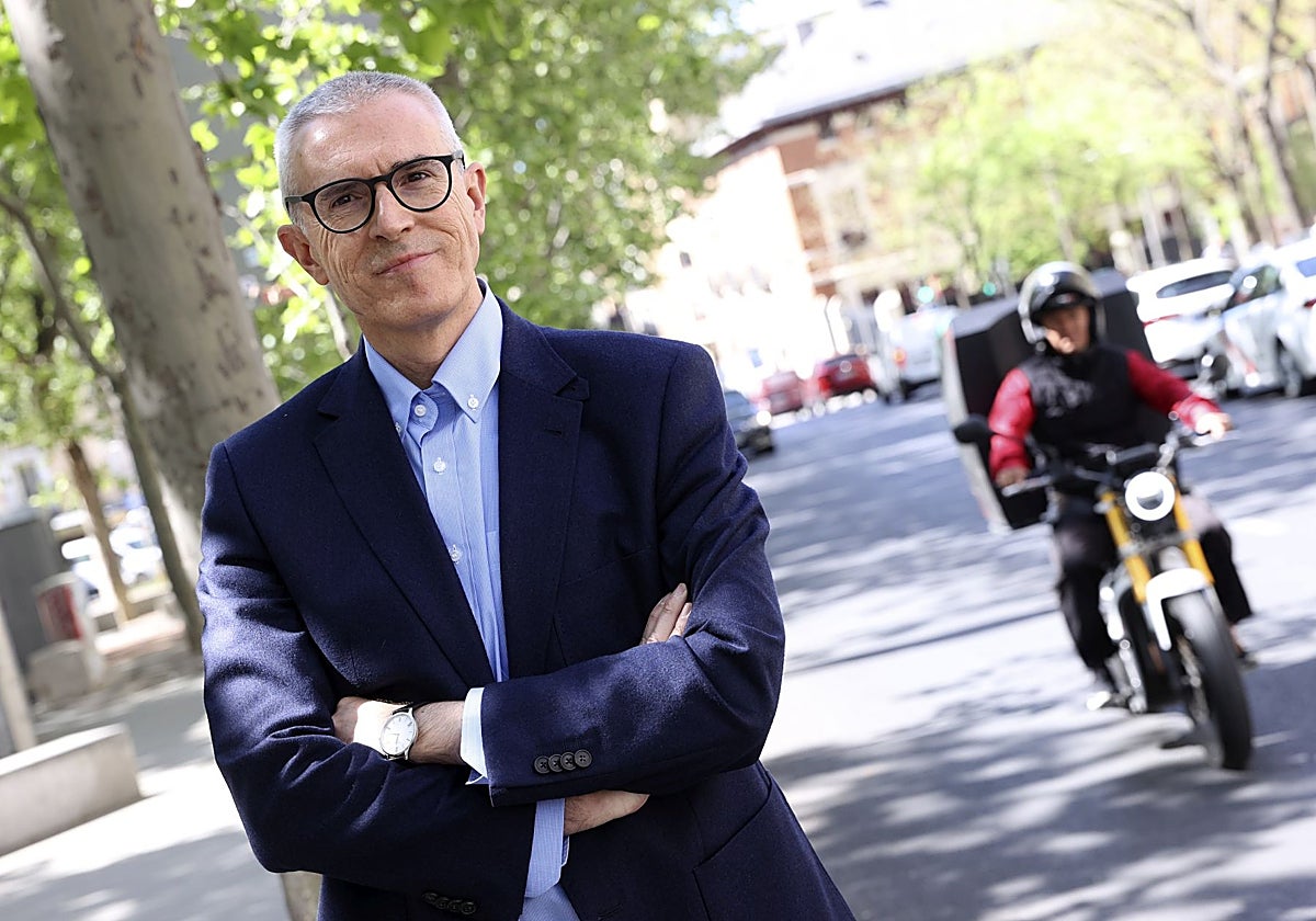 Lee en exclusiva &#039;Los colmillos del cielo&#039;, el último libro de Emilio Lara