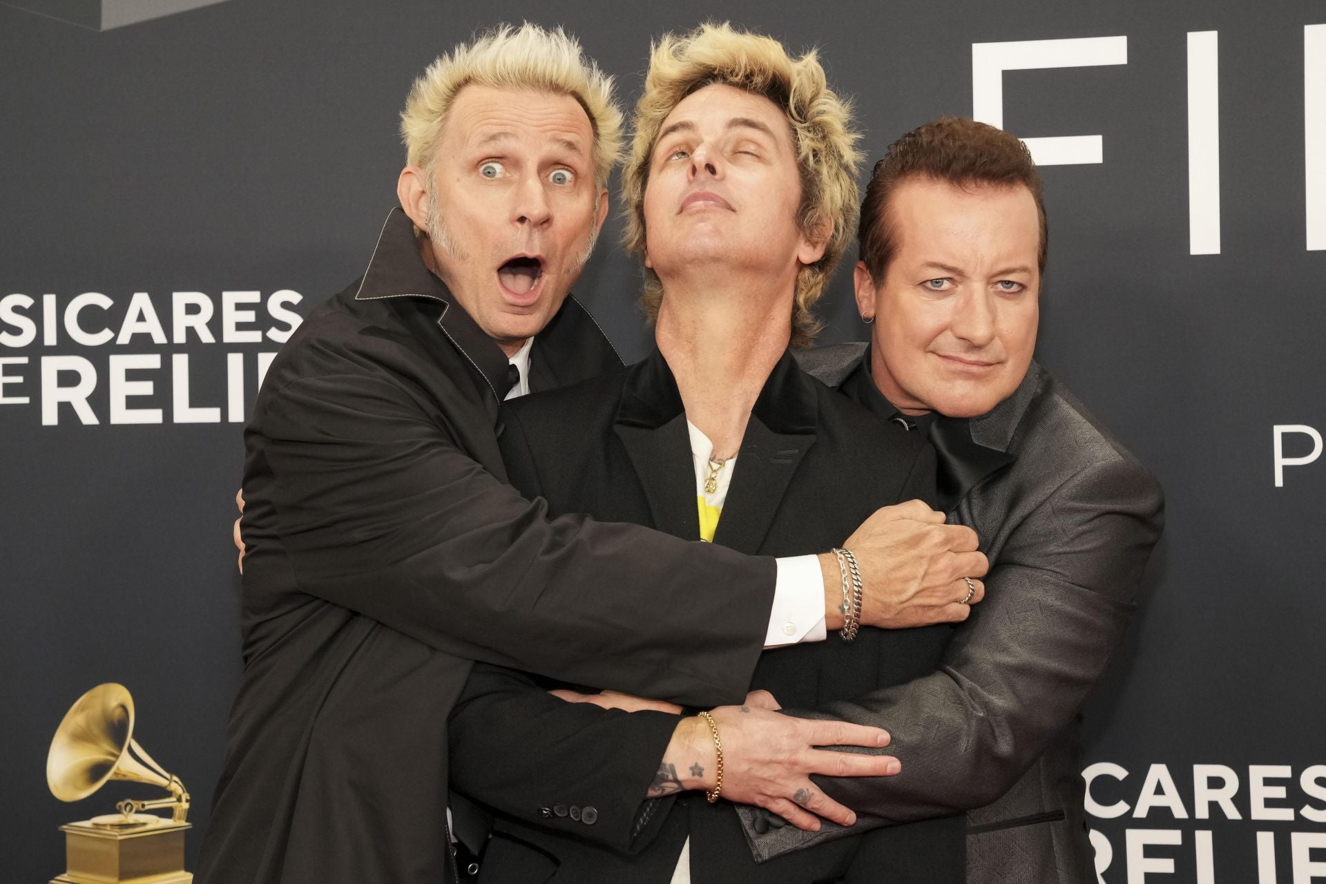 Los integrantes de Green Day posan de manera divertida en la alfombra roja.
