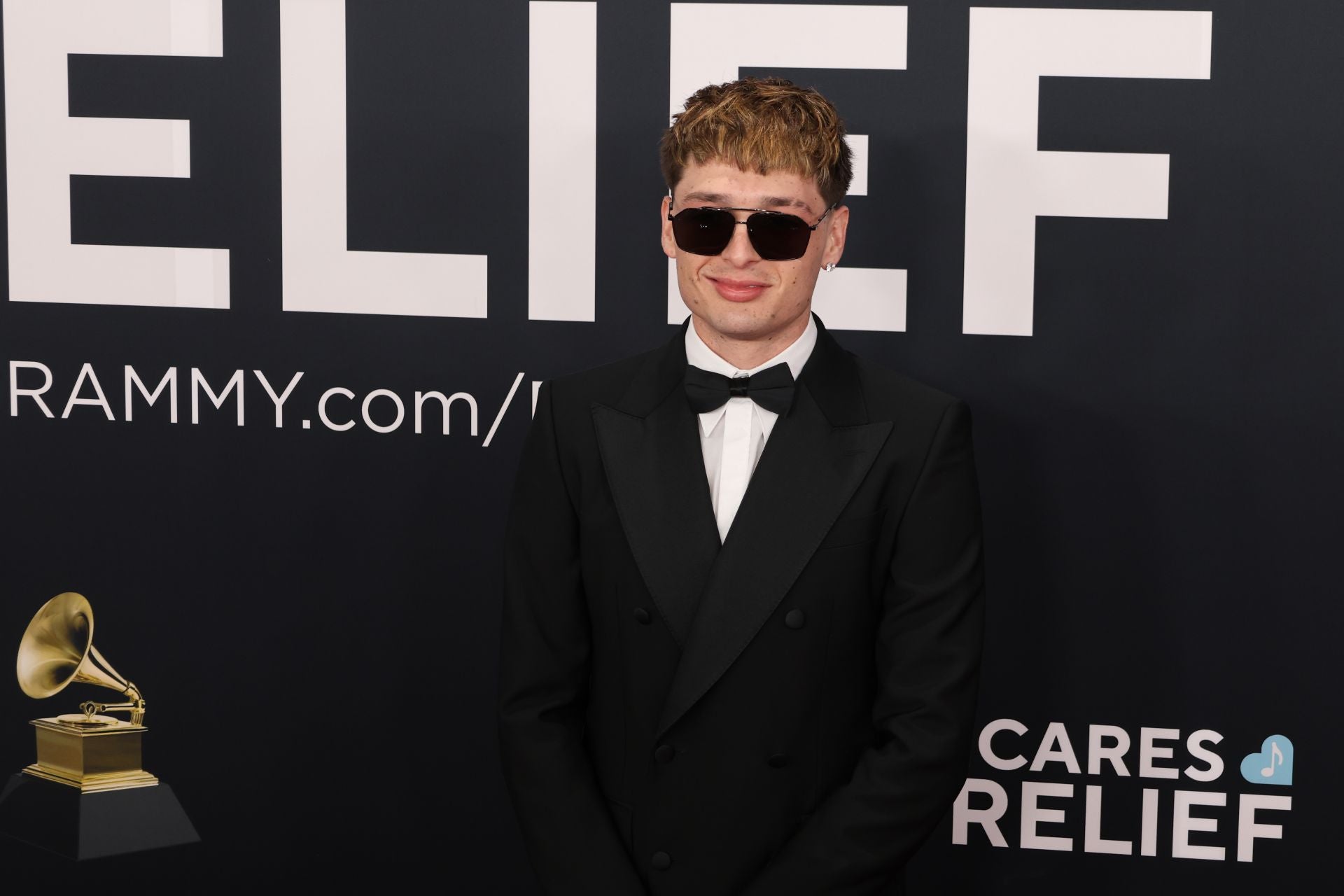 El artista mexicano Peso Pluma, una de las estrellas emergentes del Latinoamérica, tampoco se quiso perder la ceremonia de los Grammy.