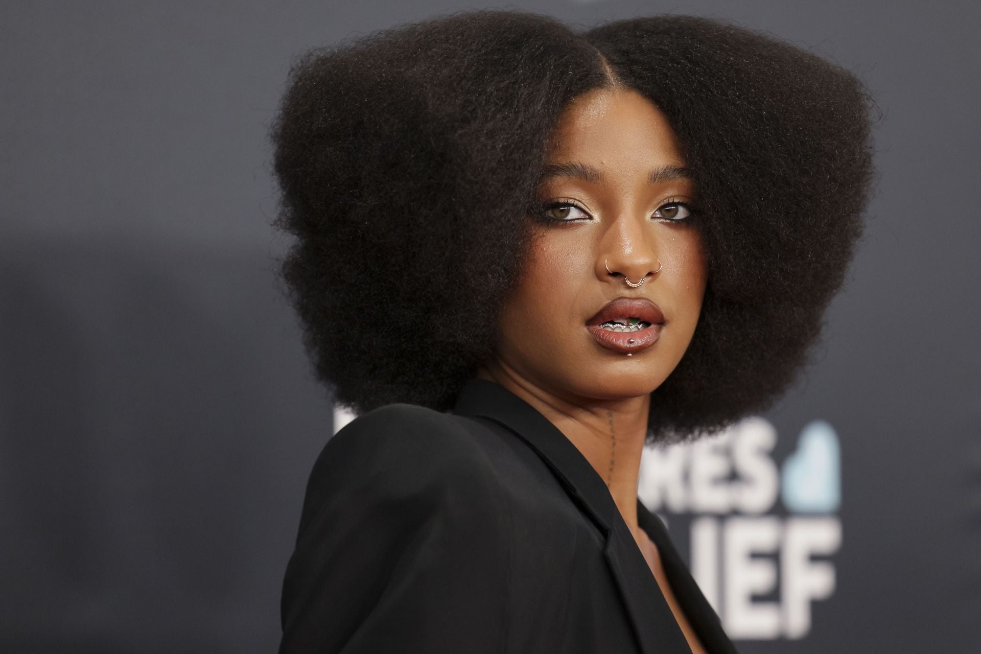 Willow Smith, hija de Will Smith y Jada Pinkett Smith, fue otra de las celebridades que acudió hasta Los Ángeles.