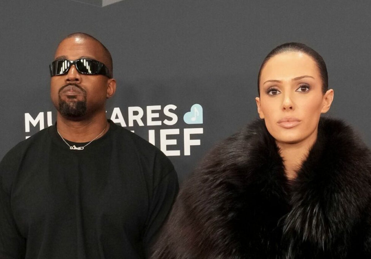 Kanye West y Bianca Censori, en la alfombra roja de los Grammy