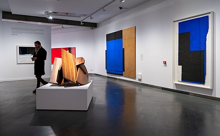 Imagen principal - De arriba, abajo, montaje de la muestra de Canogar en CentoCentro; 'Sin título' (1955); y 'Fisura' (2024)