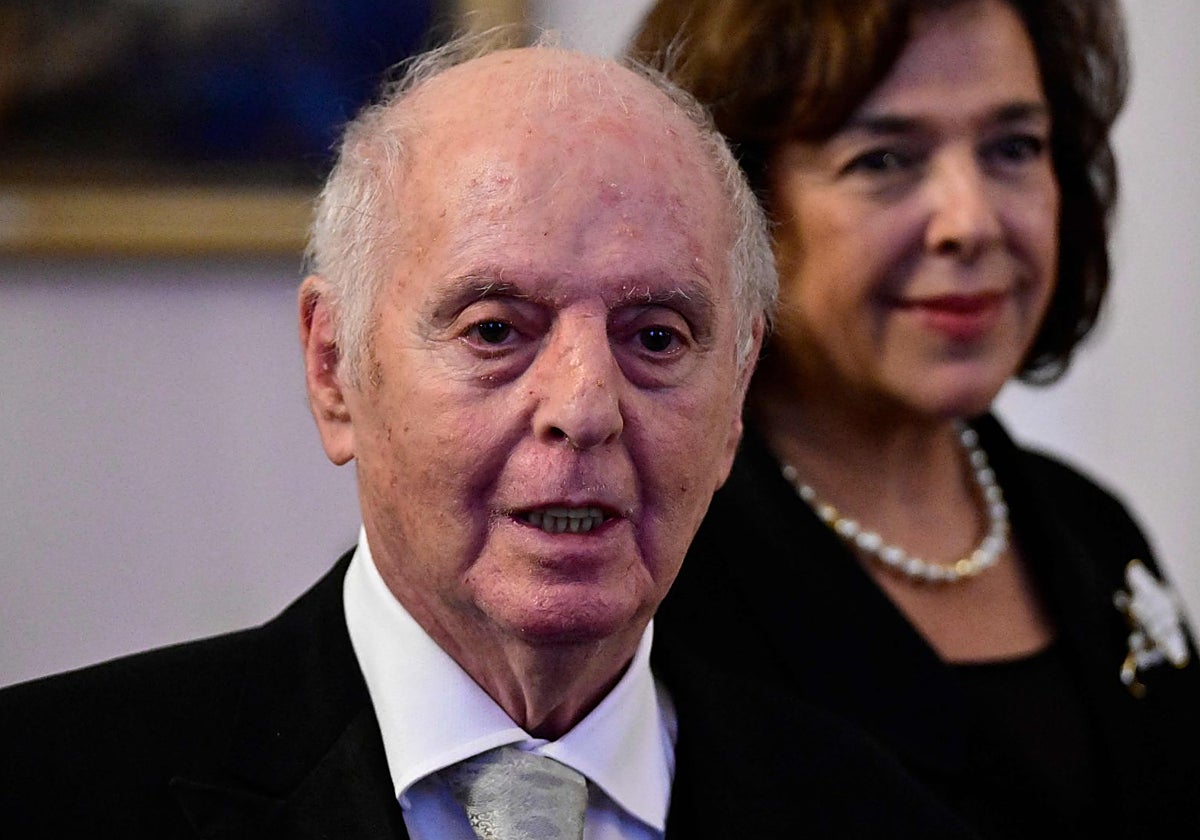 Daniel Barenboim, con su mujer, Elena Bashkirova, en Berlin en mayo del pasado año