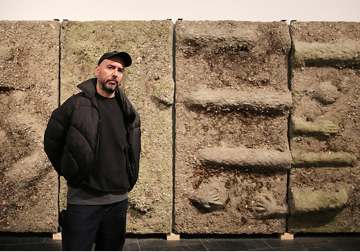 Satorre, con una de sus obras, en el CA2M