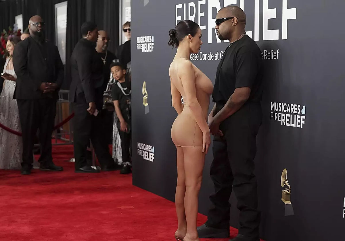 Kanye West y Bianca Censori en su polémica aparición en los Grammy