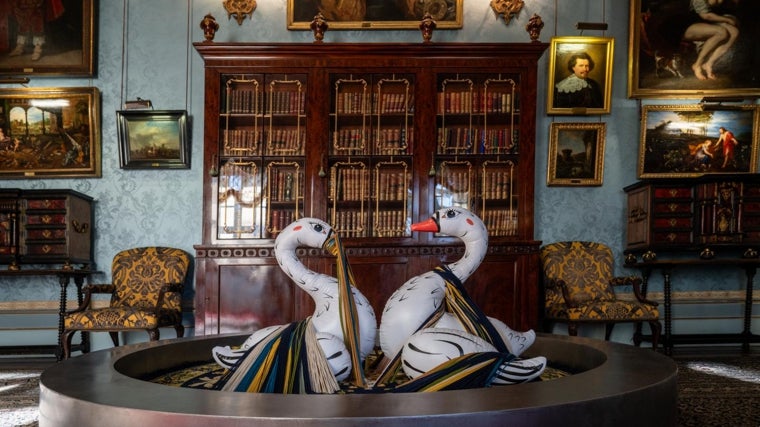 'Pas de Deux', de Joana Vasconcelos: dos cisnes hinchables, en el centro del salón flamenco