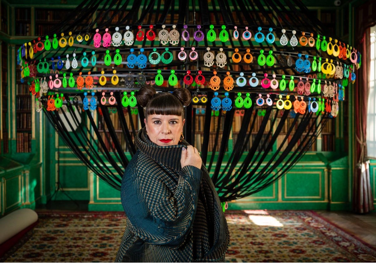 Joana Vasconcelos, en la biblioteca del Palacio de Liria junto a su obra 'Carmen'