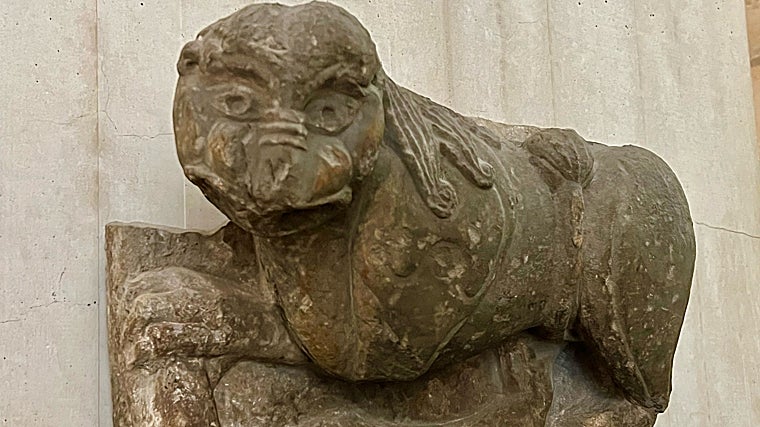 Detalle del león románico