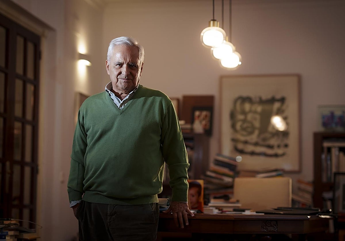 El escritor, editor y periodista Juan Cruz, fotografiado en su casa en Madrid.