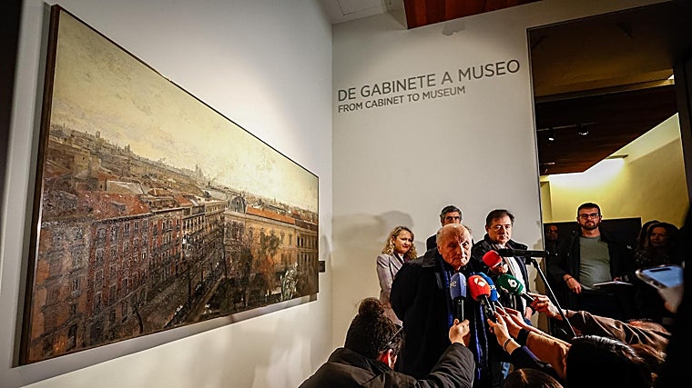 Antonio López, atendiendo a los numerosos periodistas que había en la presentación
