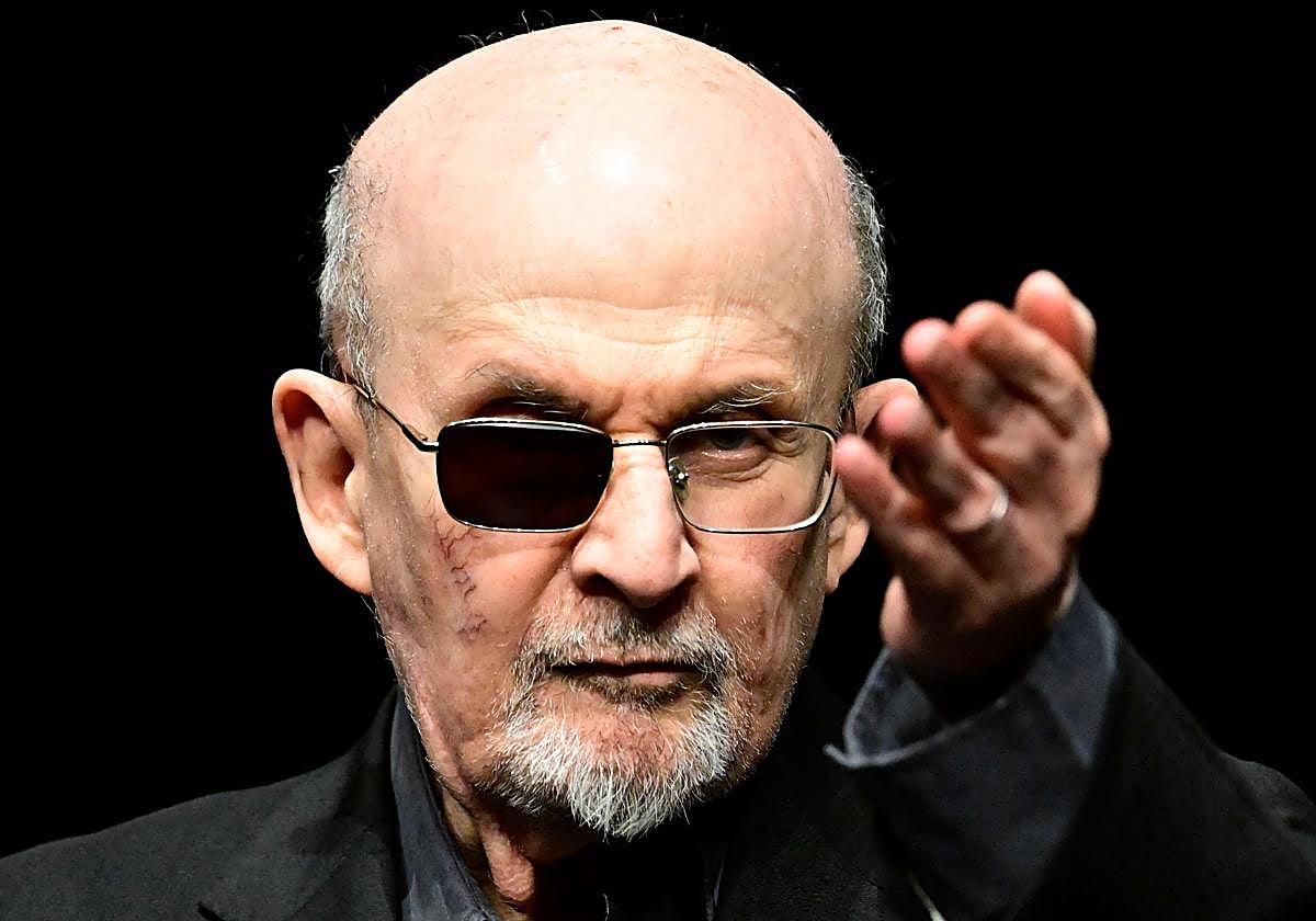Salman Rushdie muestra en el juicio el ojo que le apuñalaron: «Fue un lago de sangre»