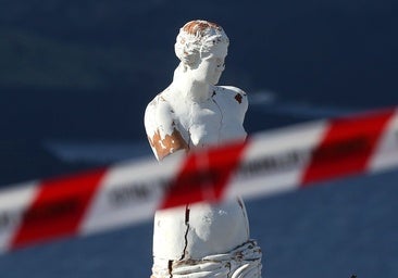 Una estatua dentro de una zona acordonada por la policía en uno de los puntos peligrosos de la localidad de Fira en Santorini, Grecia