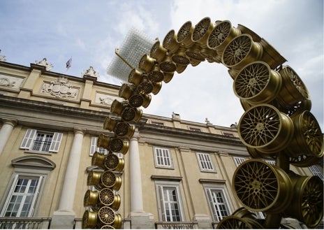 Imagen secundaria 1 - De arriba abajo, la pieza 'J'adore Miss Dior'; el 'Solitario' en la entrada del palacio de Liria; y 'Carmen', en la biblioteca